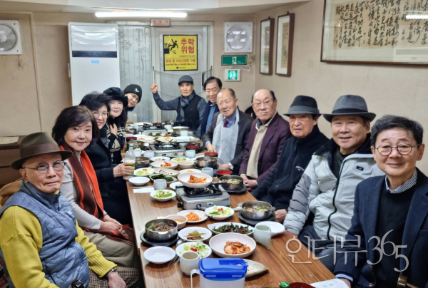 (사진 왼쪽부터) 김영대 엄유신 오경아 정지희 정미혜 서영석 김관선 원로영화인회 임원, 김동호 전 문체부차관, 이우석 동아수출공사 회장, 이해룡 원로영화인회회장, 문철재 영화인회총무이사, 김두호 신영균예술문화재단 상임이사. 
