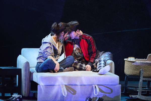 연극 '로미오 앤 줄리' 공연 사진. 삶에 닥친 예측하지 못한 일을 함께 견뎌나가려는 '줄리(김주연)'와 '로미(정휘)'의 사랑은 변함이 없지만, 점점 현실 속에서 에너지를 소진해나간다.