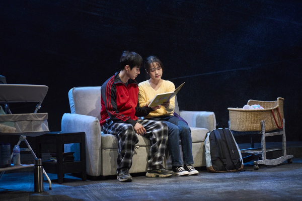 연극 '로미오 앤 줄리' 공연 사진. '줄리(홍나현)'는 아기 니암에게 줄 블랙홀에 관한 이야기 책을 선물하고, '로미(정휘)'에게 읽어준다.