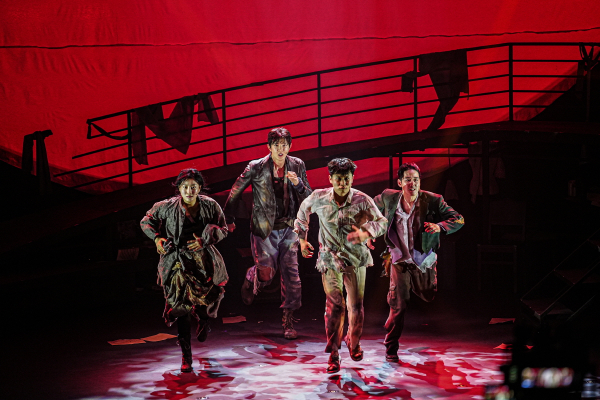 뮤지컬 '시지프스' DIMF 공연사진. 폐허가 된 세상 속에 버려진 4명의 배우들은 실존주의 문학의 대명사격인 알베르 카뮈의 소설 '이방인'의 이야기를 관객에게 들려준다.