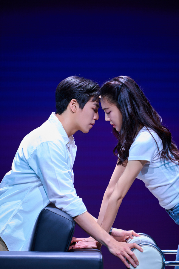연극 '애나엑스' 공연 장면. 전형적인 로맨틱 스토리를 다루는 듯 느껴지는 연극은 '애나(한지은)'가 어떻게 '아리엘(이현우)'을 속였는가 보다는 SNS 세상의 관계맺음에 초점을 맞춘다.
