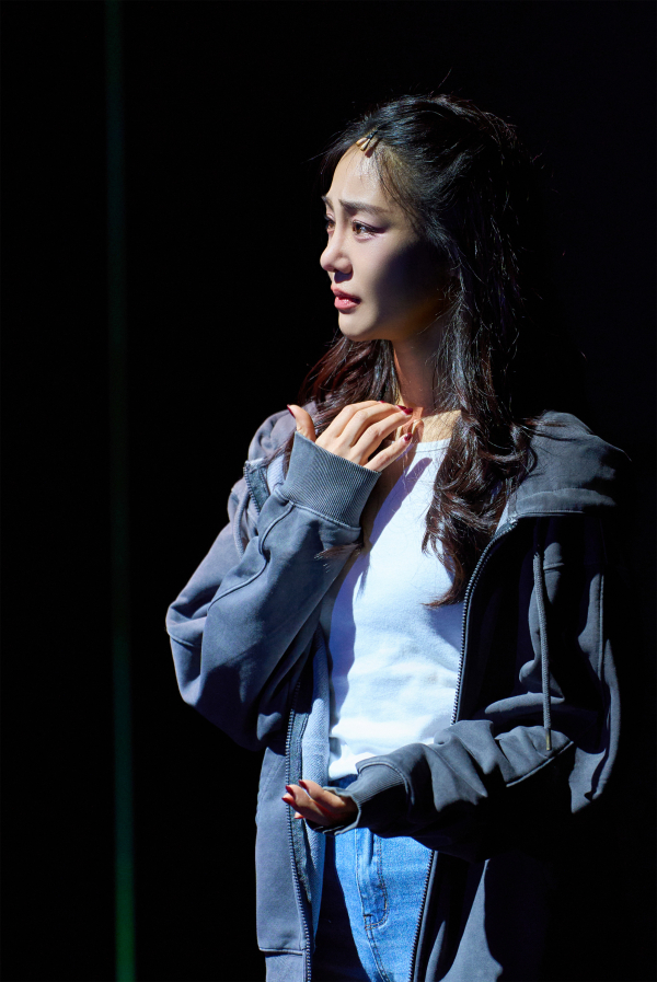 연극 '애나엑스' 공연 장면. '애나(한지은)'는 자신에 대한 이미지를 새롭게 만들고, 편집하고, 창조할 수 있는 ‘소셜 미디어 앱’들이 가득한 스마트폰을 활용해 사람들을 속인다.