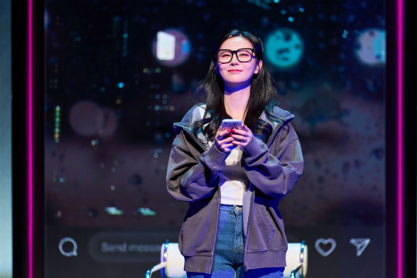 연극 '애나엑스' 공연 장면. 출신이나 배경을 드러낼 수 있는 애나의 ‘성(surname)’이 미지수 ‘X’로 설정됨으로써 '애나(최연우)'의 신비로움과 수수께끼, 정체성 혼란의 문제가 주제로 제시된다.