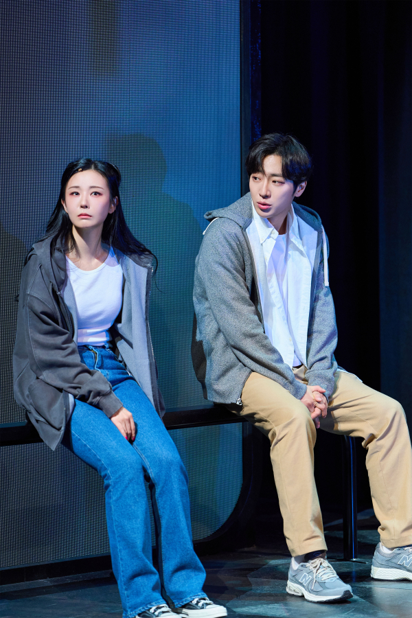 연극 '애나엑스' 공연 장면. '아리엘(이상엽)'은 시종일관 자신을 ‘나(I)’로 표현하는 반면에 '애나(최연우)'는 자신을 ‘너(You)’로 지칭하는 독특함을 보인다.