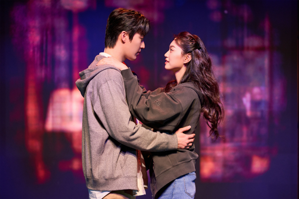 연극 '애나엑스' 공연 장면. '애나(김도연)'는 클럽에서 만난 '아리엘(원태민)'로 하여금 그녀가 최고급 호텔 스위트룸에서 지내는 동안 청구된 모든 숙박 비용을 지불하도록 만든다.