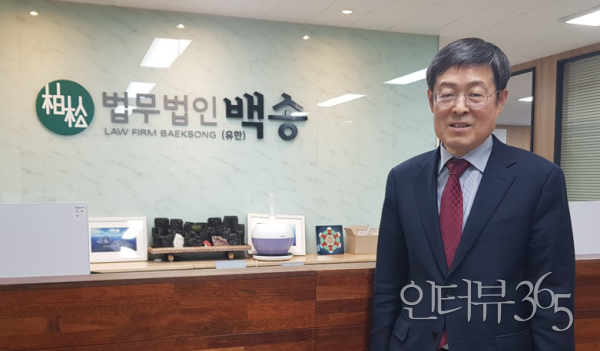 냉철한 분석과 따뜻한 소통을 겸비한 법조계의 진정한 리더 박윤해 대표. /사진=인터뷰365<br>
