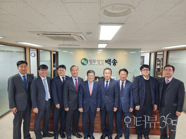 박윤해 대표의 인덕과 인복, 짧게는 10년 길게는 40년 인연의 백송 변호사들/사진=법무법인 백송 제공