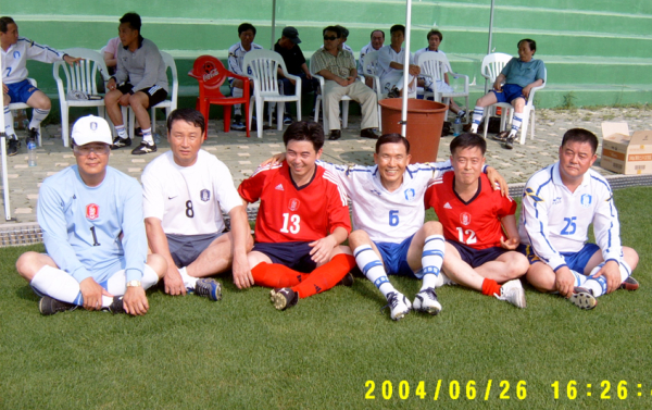 2004년 검사 시절, 한일 검찰 축구 대표팀 활동으로 일본 검사들과 교류 당시/사진=법무법인 백송 제공