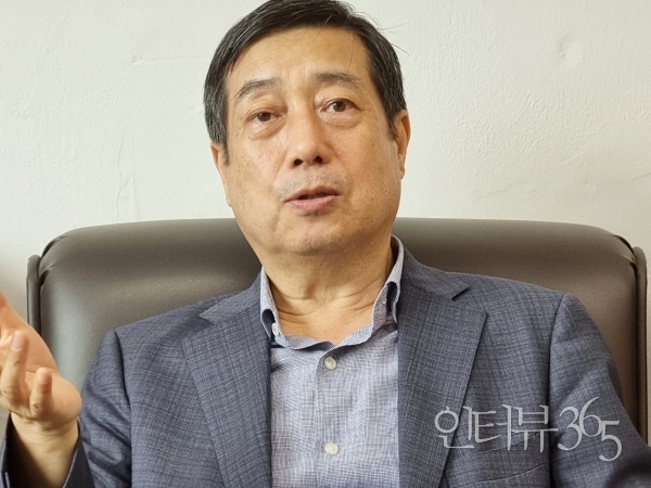 국제정치학자인 라윤도&nbsp;건양대 명예교수는 한때 신문기자로 재직하며 미국 특파원으로 활약했던 언론인 출신 학자다. 라 교수는 대학교수 20년의 인생을 마무리하면서&nbsp;특파원 시절부터 모아온 취재자료를 보완해 미국 대통령 문화기행 2만㎞ 대장정의 결실인 ‘대통령문화와 민주주의-미국 13개 대통령도서관을 찾아서’를 펴냈다./사진=인터뷰365<br>