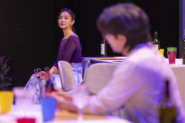 연극 '비기닝' 공연 장면. '로라(김윤지)'는 보다 가깝게 다가설 수 있는 관계의 '시작'의 순간을 당혹스러워하며 피하려 애쓰는 '대니(윤현민)'가 따뜻한 사람이라고 느낀다.