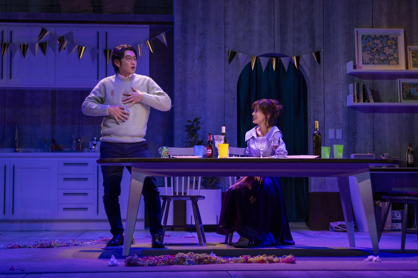연극 '비기닝' 공연 장면. 발생할지 아닐지도 모를 일들을 놓고 서로 밀고 당기는 '대니(이종혁)'와 '로라(유선)'는 각자의 이유로 관계의 뜨거움 속으로 뛰어들지 못하고 망설인다.