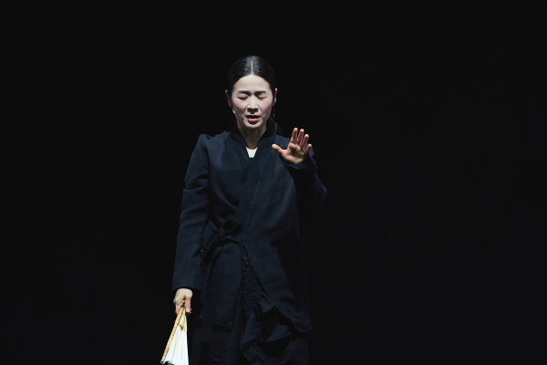 이자람 판소리 '눈, 눈, 눈' 공연 장면. 이자람은 19세기 러시아 마을의 상인과 일꾼이 눈보라 속에서 길을 잃게 되는 여정을 담은 톨스토이의 소설을 프랑스 지인의 추천으로 선택하게 되었다고 밝혔다. / 사진=LG아트센터 서울_StidioAL