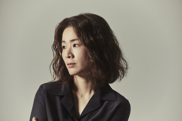 소리꾼 이자람 프로필 컷. 전통 판소리의 형식과 음악성을 연구하면서도 현대적인 감각을 담아낸 창작 판소리를 꾸준히 만들어 온 '이자람'은 "창작을 하지만, 결국 전통을 하고 있는 것"이라고 말했다. / 사진=LG아트센터, ⓒ완성플레이그라운드