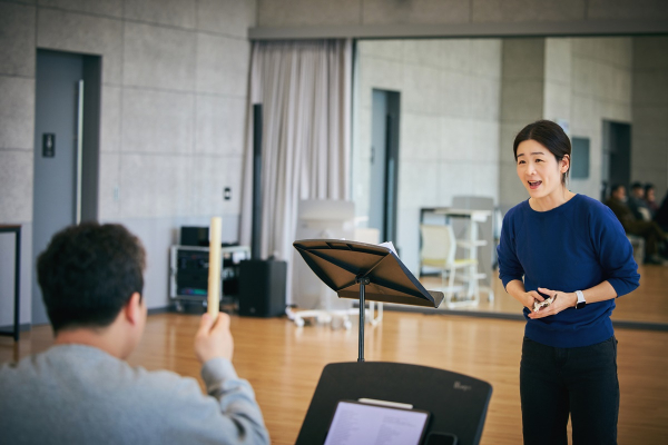 이자람 판소리 '눈, 눈, 눈' 연습 장면. 전통 판소리 양식을 보다 수용하기 위해, '눈, 눈, 눈'은 고수의 북장단과 소리꾼의 재담, 소리, 너름새(몸짓)만으로 이야기를 풀어가는 ‘바탕소리’를 기반으로 한다. / 사진=LG아트센터 서울_StidioAL