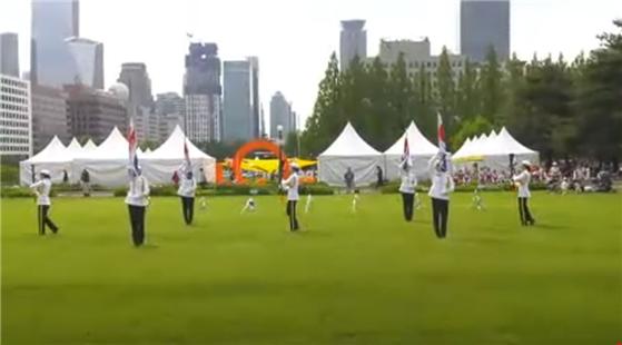 17일 서울 여의도 국회 잔디광장에서 열린 ‘2025 동심한마당’ 축제 개회식에서 우원식 국회의장이 영상축사를 하고 있다./사진=종이문화재단·세계종이접기연합 제공