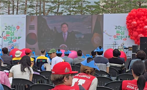 17일 서울 여의도 국회 잔디광장에서 열린 ‘2025 동심한마당’ 축제 개회식에서 우원식 국회의장이 영상축사를 하고 있다./사진=종이문화재단·세계종이접기연합 제공