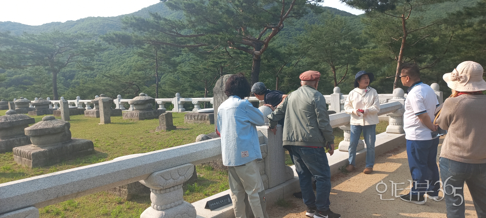 30일 조선시대 생명존중 철학이 깃든 세종대왕자 태실에서 문화해설사로부터 역사적 설명을 듣고 있는 원로 영화인들./사진=박현수 편집위원
