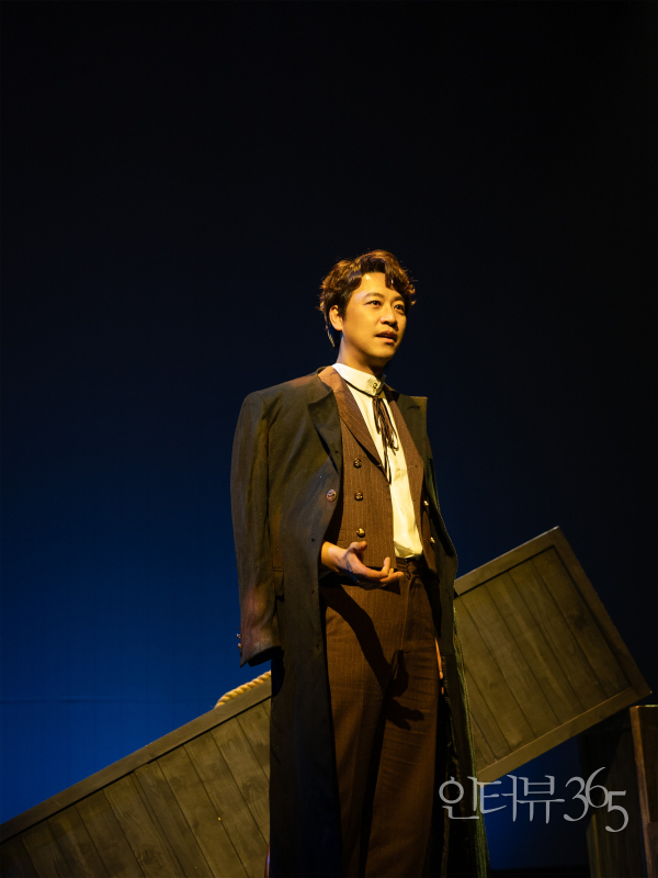음악극 '노베첸토' 공연 사진. 1945년 2차 세계대전 종전 후 폐선 폭파가 결정된 버지니아 호에서 하선하지 않은 '노베첸토(오만석)'는 자신의 선택에 대해 설명한다.