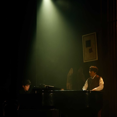 음악극 '노베첸토' 공연 사진. 영화 '피아노의 전설'에 삽입된 음악을 사용하는 대신, 별개의 다른 곡들을 선별해 편곡한 음악은 주인공인 노베첸토의 상황과 감성선에 기준한다.