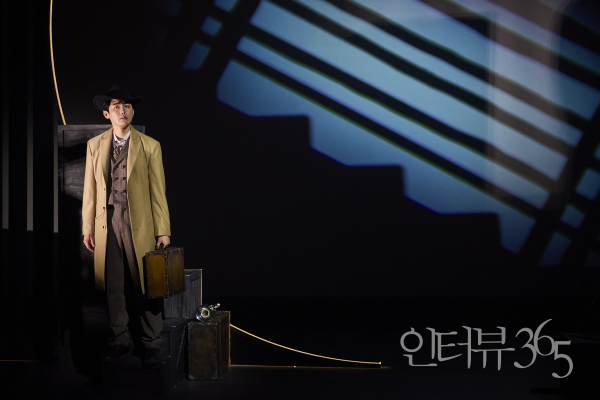 음악극 '노베첸토' 공연 사진. '팀 투니(유승현)'는 6년 동안 버지니아 호에서 노베첸토와 함께 한 뒤 1933년 육지에서의 삶을 위해 하선한다.
