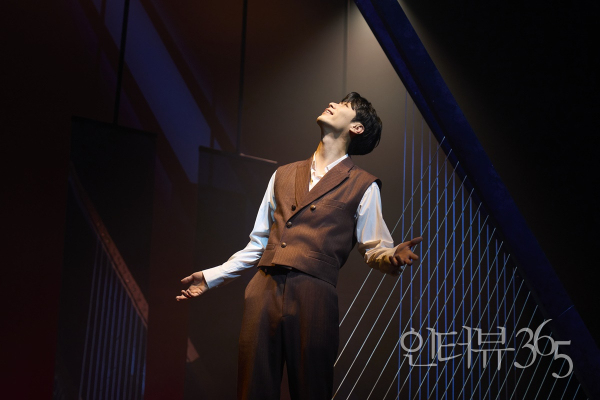 음악극 '노베첸토' 공연 사진. 한 명의 '배우(주민진)'가 11명의 인물을 연기하는 작품은 원작 희곡에 바탕을 두