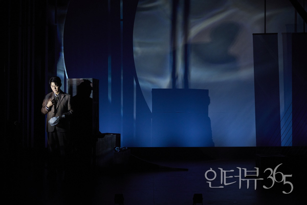 음악극 '노베첸토' 공연 사진. 흑인 선원 '대니 부드먼(유승현)'은 노베첸토가 8살이 되던 해에 사고로 세상을 떠난다.