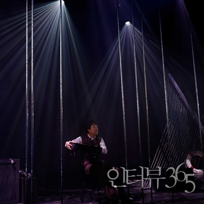 음악극 '노베첸토' 공연 사진. 객석과 무대의 경계를 가르는 철봉 형태의 '스틸 커튼'은 장면에 따라 다양한 상징성을 갖는다.