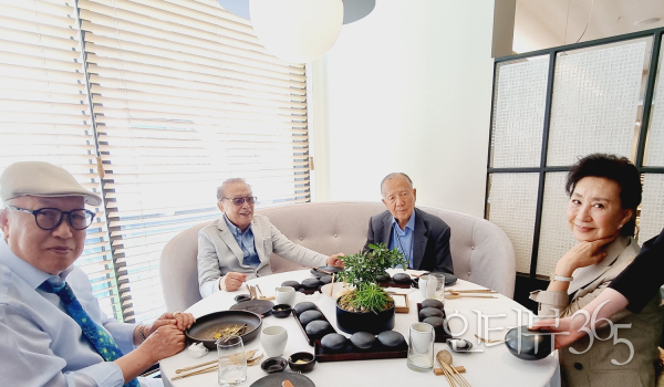 사진 외쪽부터 황기성 황기성사단 회장, 신영균 신영균예술문화재단 명예이사장, 김동호 전 부산국제영화제위원장, 문희 원로배우.