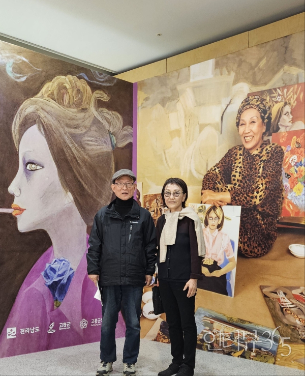 천경자 탄생 100주년 기념 특별전 ‘찬란한 전설’에서 천경자 화백의 둘째 딸 수미타 김 예술총감독과 함께한 필자./사진=정중헌 제공 