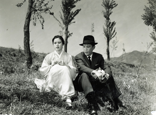 <br>'동심초'(1959)에서 상규 품에 안긴 이 여사의 모습. 배우 김진규, 최은희<br><br> '동심초'(1959)에서 배우 최은희, 김진규