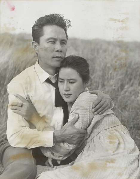 '동심초'(1959)에서 상규 품에 안긴 이 여사의 모습. 배우 김진규, 최은희