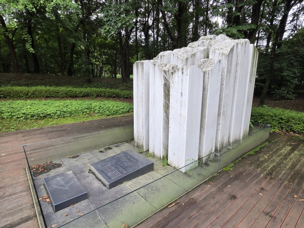 우면산산사태희생자 위령비