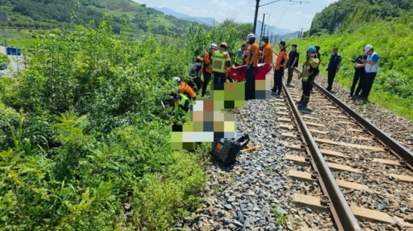 지난 19일 오전, 경북 청도군 청도소싸움 경기장 인근 경부선 철로에서 마산으로 향하던 무궁화 열차가 선로에서 작업하던 근로자 7명을 치는 사고가 발생했다. 청도군 화양읍 경부선 하행 철도에서 소방 및 경찰 인원들이 사고 수습을 하고 있다. /사진=경북소방본부