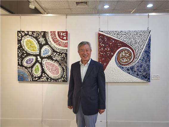 전시작품 앞에서 선 '우주화가' 하정열 화백<br>