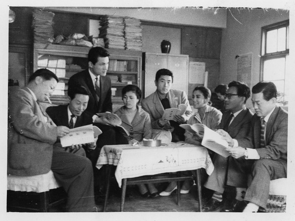 시나리오를 보고 있는 (사진 왼쪽부터)김성춘 제작자, 허백년, 윤일봉, 서애자, 이대엽, 김혜정 배우, 유현목 감독, 김학성 촬영감독