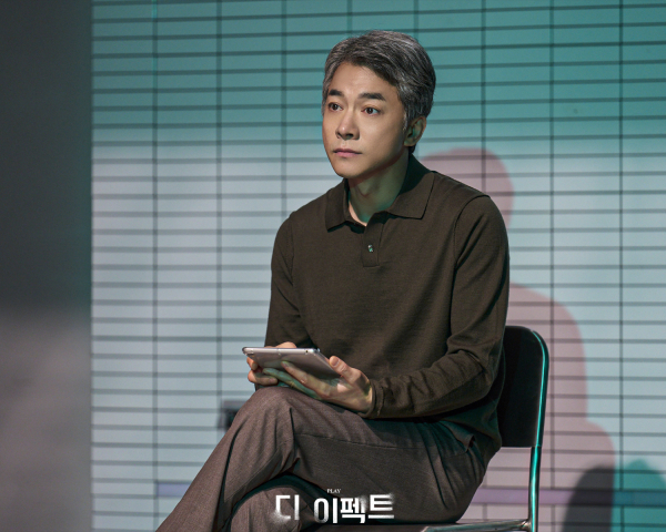 연극 '디 이펙트' 공연 사진. 한국 초연은 원작자의 허락을 받아 세계 최초로 젠더 벤딩(Gender bending) 캐스팅을 시도한 특징이 있다. '로나 제임스(김영민)'는 여성이지만, 역할을 맡은 배우에 따라 성별이 변경된다.