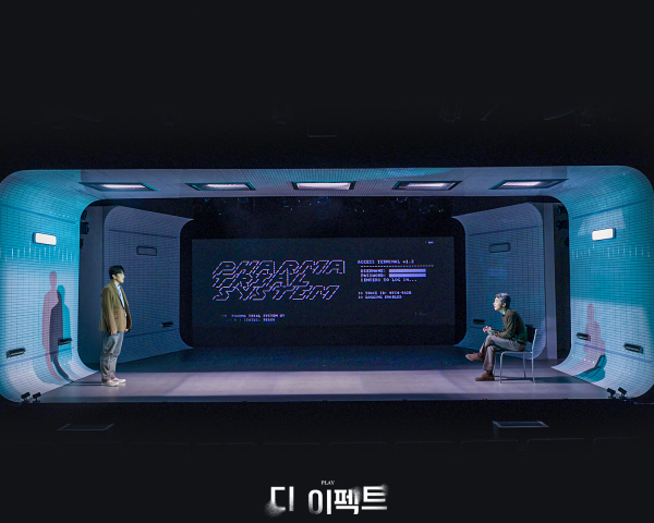 연극 '디 이펙트' 공연 사진. 폐쇄적인 공간의 임상시험 장소를 구체화한 무대는 영상의 도움으로 약물 시험과 관련된 정보를 제공한다.