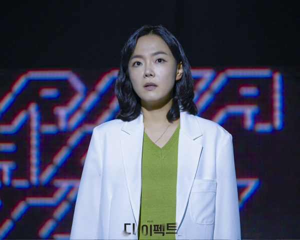 연극 '디 이펙트' 공연 사진. 심리학자로 상담 치료를 주로 진행하던 '로나 제임스(이상희)'는 제약회사의 새로운 임상시험 감독자이자 관찰자로 합류한다.