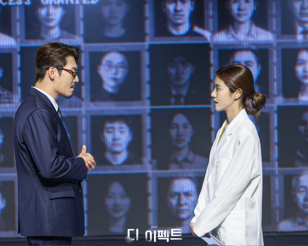 연극 '디 이펙트' 공연 사진. 임상시험 프로젝트의 최종 책임자인 '토비 실리(박훈)'는 예전에 연인 관계였던 '로나 제임스(이윤지)'와의 재회를 기쁘게 생각한다.