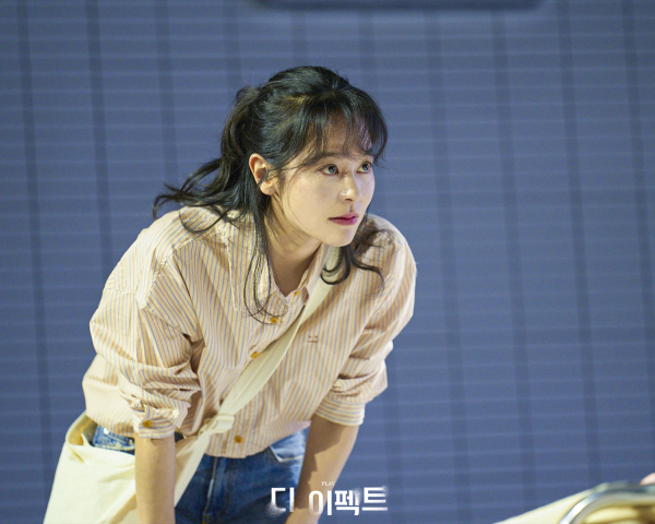연극 '디 이펙트' 공연 사진. '코니(김주연)'는 임상시험약 부작용으로 인해 일시적 전기억 상실증을 겪게 된 트리스탄 옆에서 함께 미래를 향해 발을 내딛는 선택을 한다.