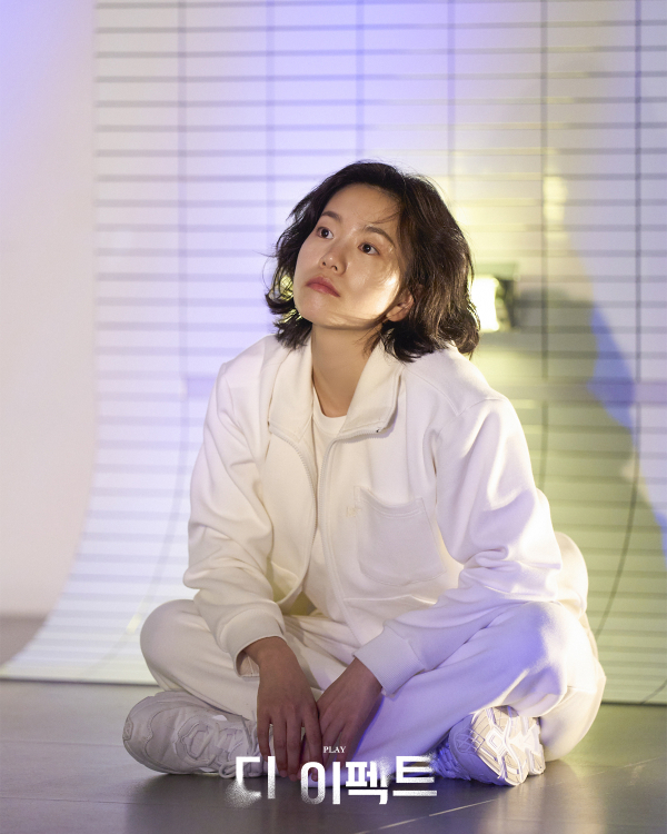 연극 '디 이펙트' 공연 사진. 즉흥성과 자유로움, 순간의 즐거움과 탐험을 즐기는 '트리스탄(이설)'은 원작에서 남성으로 제시되지만, 역할을 맡은 배우에 따라 성별이 달라진다.