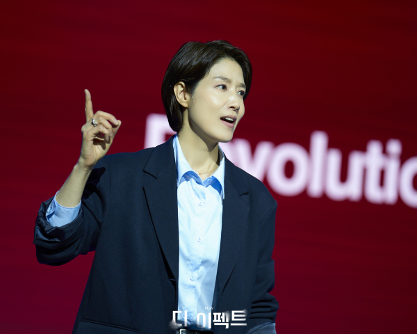 연극 '디 이펙트' 공연 사진. 관습적인 서사와 고정적인 성 역할에서 벗어나기 위해 한국 초연은 진취적이고 적극적인 남성 인물인 '토비 실리(양소민)'를 여성 배우가 맡아 연기하는 '젠더 벤딩' 방식을 적용한다.
