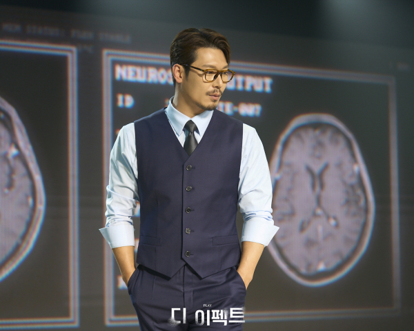 연극 '디 이펙트' 공연 사진. '토비 실리(박훈)'는 누구나 정신 건강에 문제를 겪을 수 있으며 약물 치료를 통해 도움을 받고 건강하게 회복될 수 있음을 피력한다.