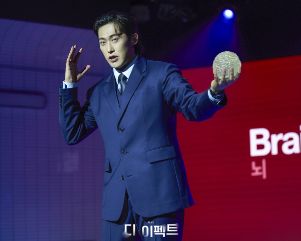 연극 '디 이펙트' 공연 사진. 심장 전문의였던 아버지가 인정하지 않는 정신과 전문의의 길을 택한 '토비 실리(민진웅)'는 성공지향적인 인물로 화려한 강연을 선보인다.