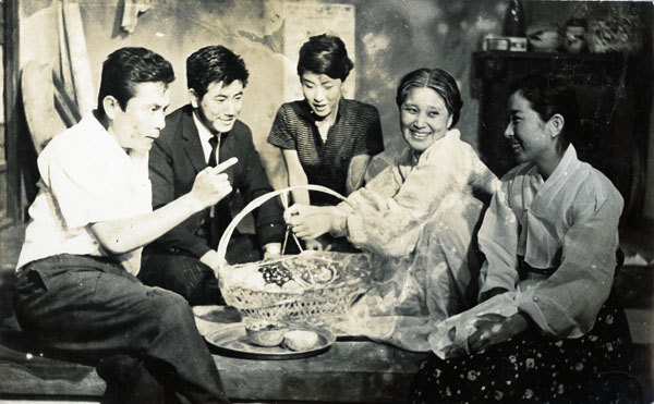 (사진 왼쪽부터) 김진규, 방수일, 엄앵란, 황정순, 조미령
