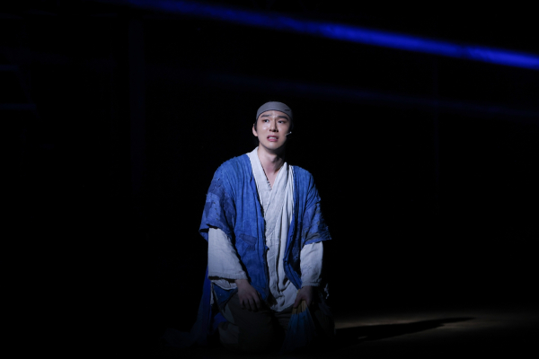뮤지컬 '스웨그에이지 외쳐,조선!' 공연 사진. 마을 사람들이 자신을 부르는 '후레자식'이라는 욕 한마디도 시조로 승화시키는 '단(양희준)'은 세상살이의 답답함과 갑갑함을 마음껏 표출할 수 있는 자유로운 세상을 바란다.