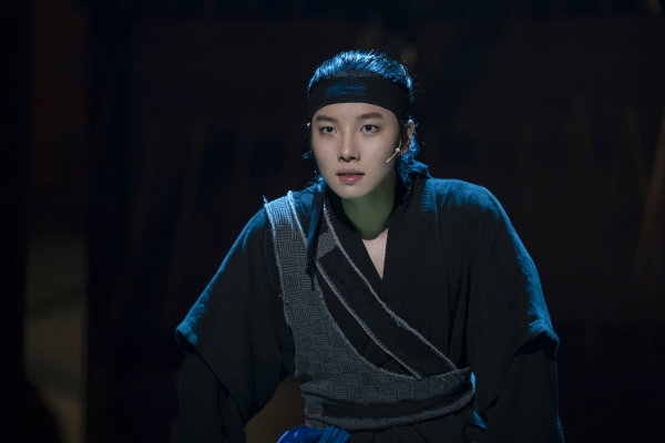 뮤지컬 '스웨그에이지 외쳐,조선!' 공연 사진. 아버지의 유품인 붓은 단에게 영감을 불러일으키고, '단(김서형)'은 '역적의 아들'임을 드러내놓고 임금 앞에 당당히 서기로 결심한다.