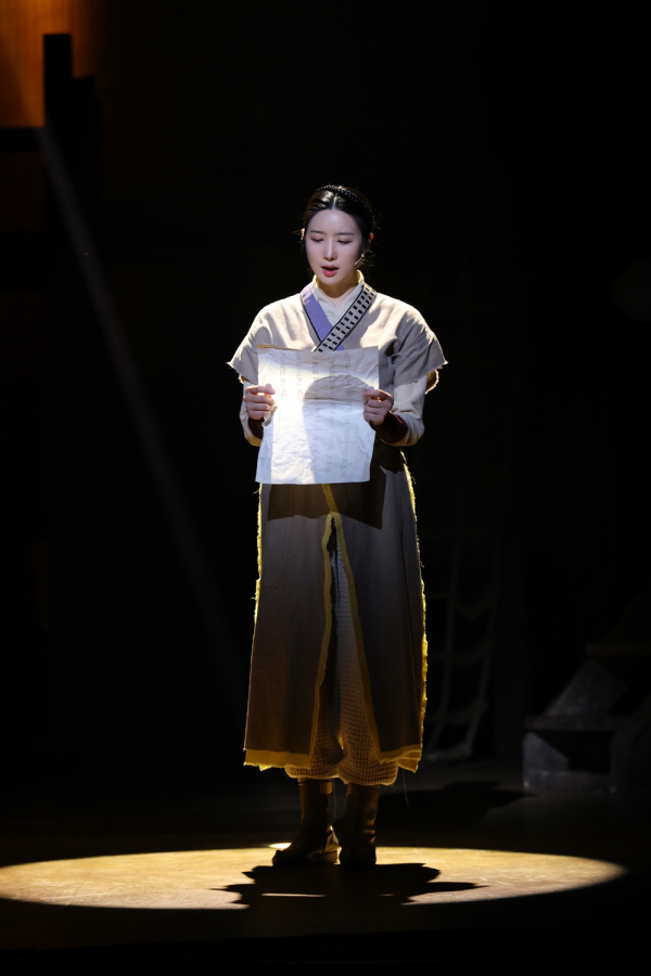 뮤지컬 '스웨그에이지 외쳐,조선!' 공연 사진. 왜적의 침입 속에서 아내를 잃은 홍국이 강건한 나라를 세우겠다며 억압과 복종을 강요하는 현실 속에서 딸 '진(주다온)'은 새로운 길을 추구한다.