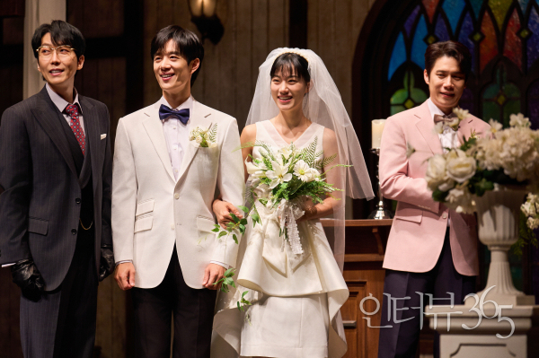 연극 '미러' 공연 장면./사진=엠비제트컴퍼니