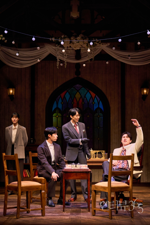 연극 '미러' 공연 장면./사진=엠비제트컴퍼니